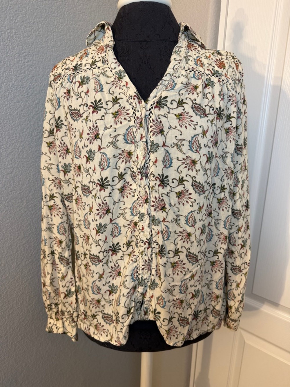 Maison Hotel Light Floral Button-Up Shirt in Cream with Multicolor Print Size XS